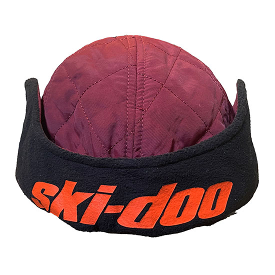 SKI-DOO QUILTED TRAPPER HAT UNISEX MÖRKRÖD MJM Powersports webbutik